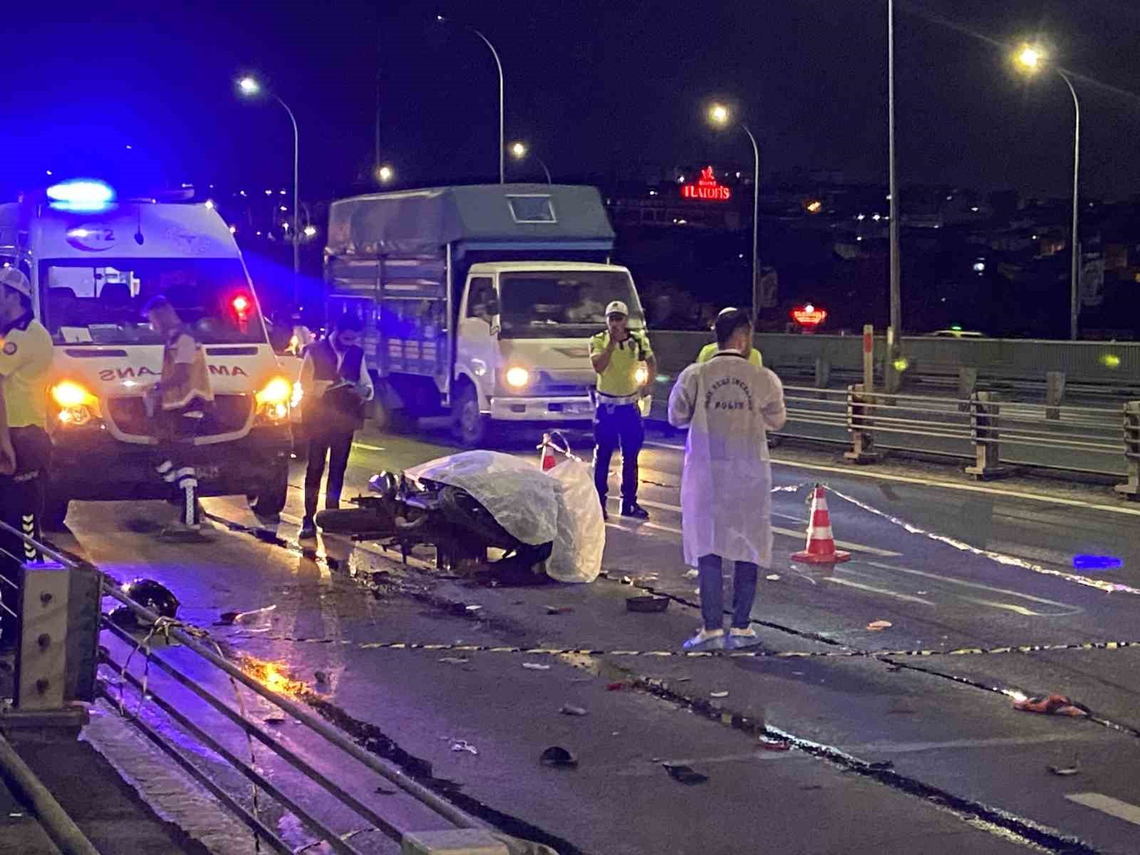 Haliç Köprüsü’ndeki feci kazada motosiklet, yol temizleme aracına çarptı: 1 ölü
