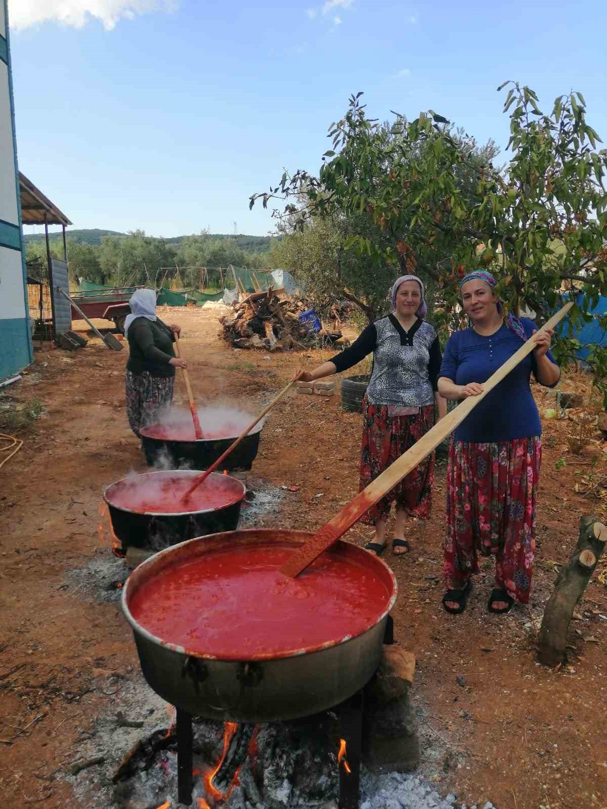 Kışlık salçalar kaynamaya başladı
