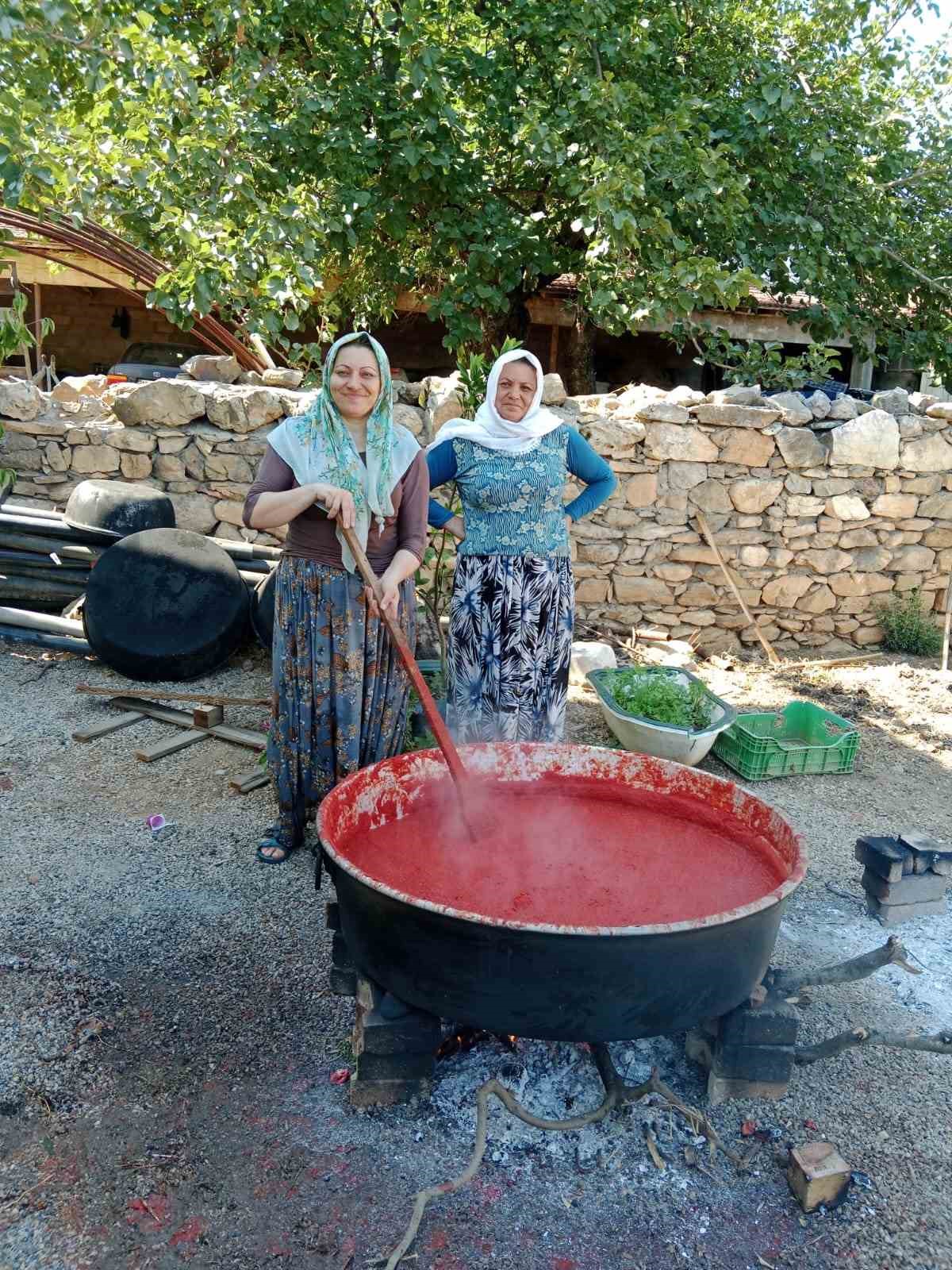 Kışlık salçalar kaynamaya başladı
