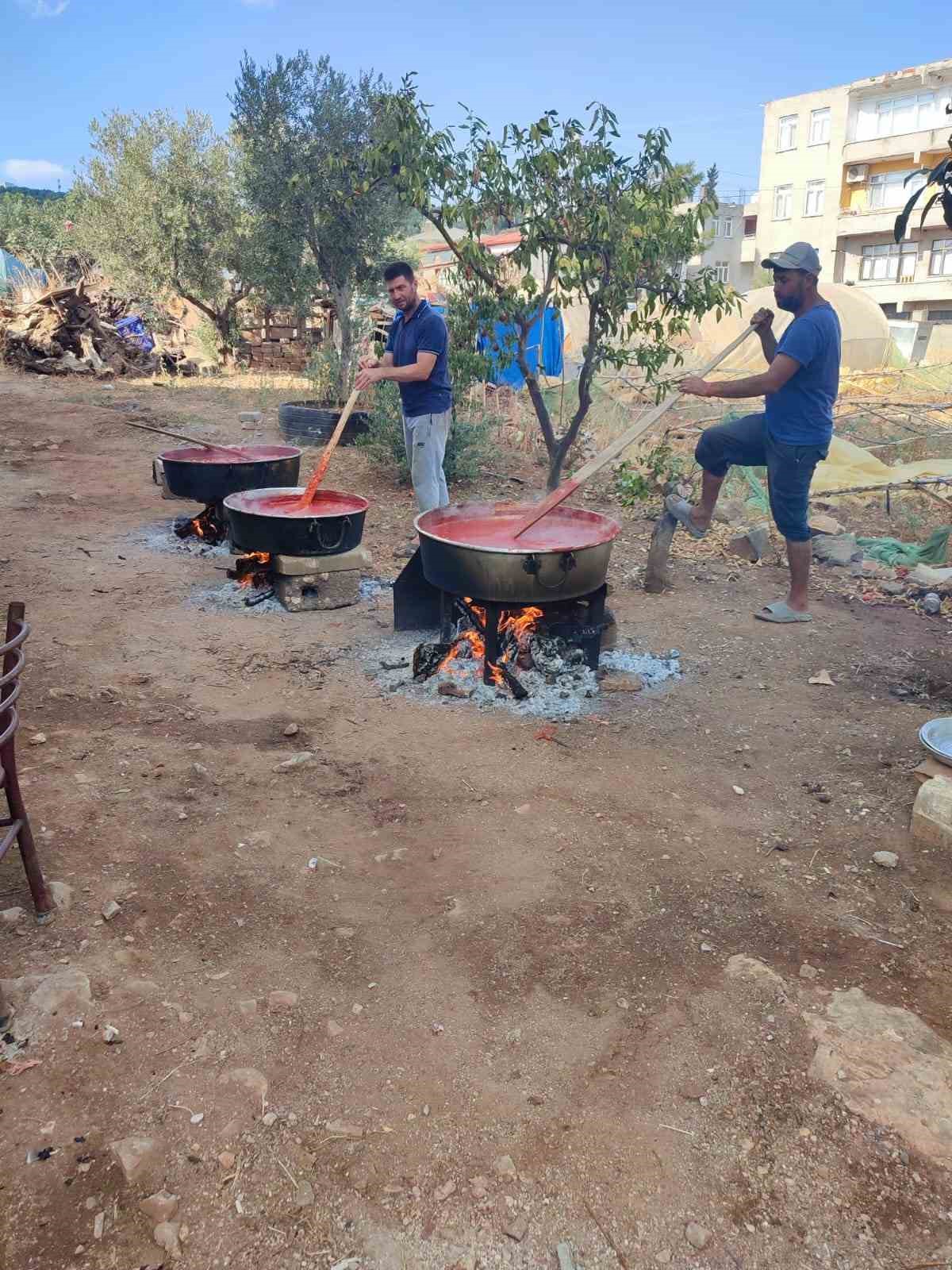 Kışlık salçalar kaynamaya başladı
