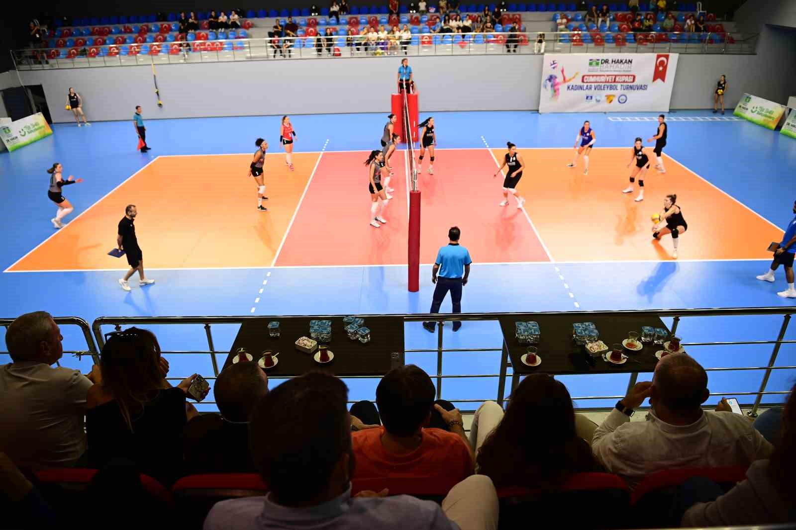 Bahçelievler’de Cumhuriyet Kupası Kadınlar Voleybol Turnuvası başladı
