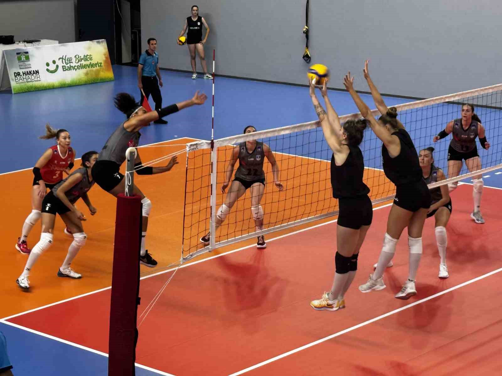 Bahçelievler’de Cumhuriyet Kupası Kadınlar Voleybol Turnuvası başladı
