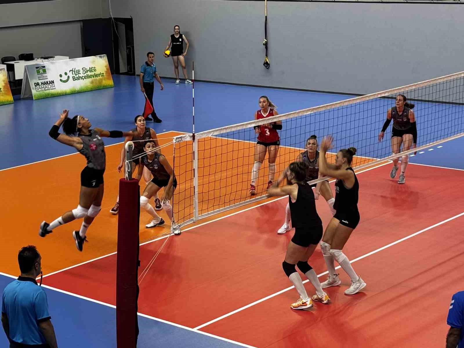 Bahçelievler’de Cumhuriyet Kupası Kadınlar Voleybol Turnuvası başladı
