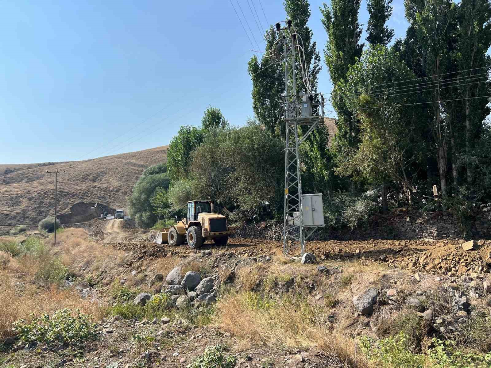 Ağrı’da köy yolları yenilendi
