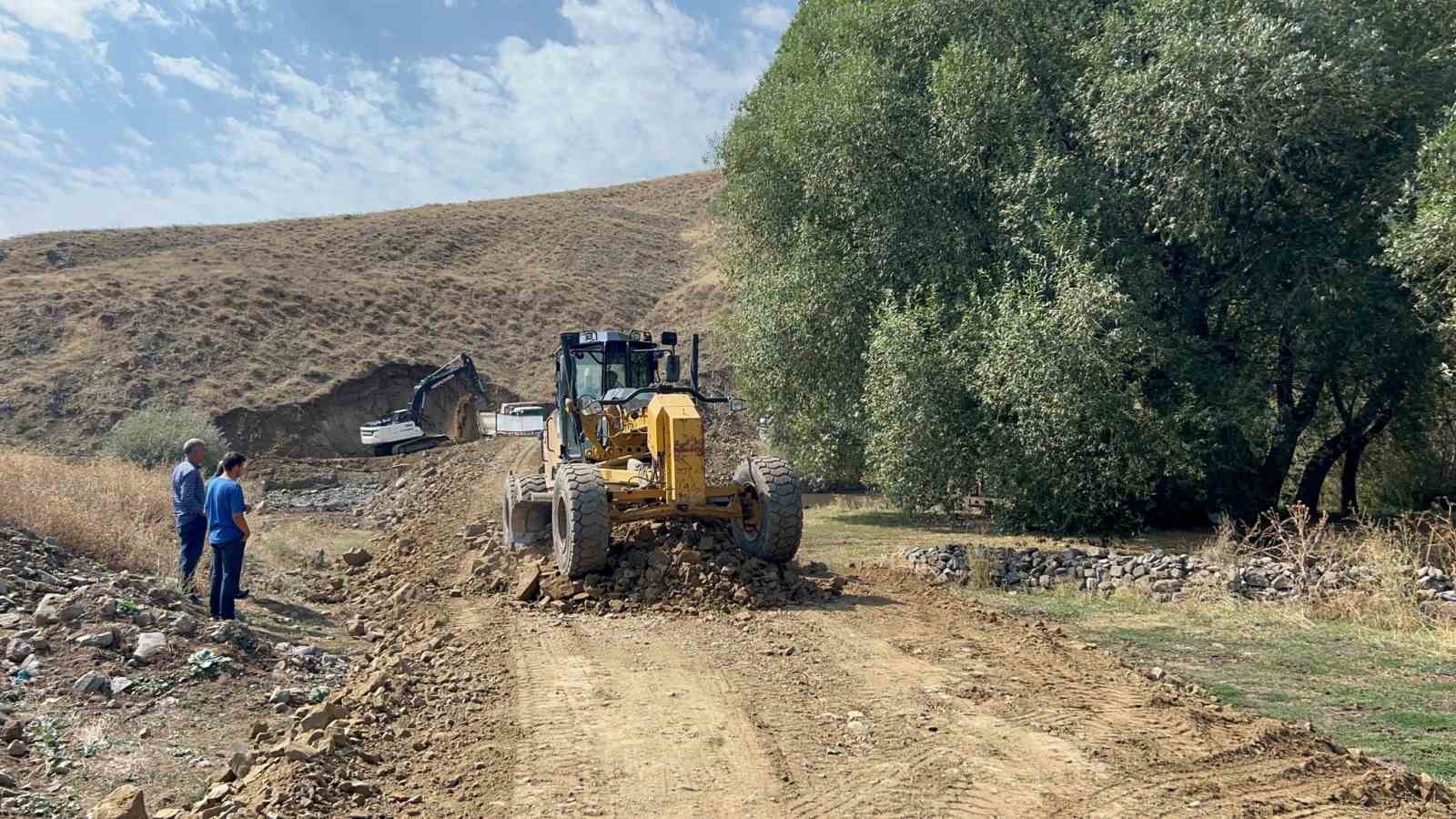 Ağrı’da köy yolları yenilendi
