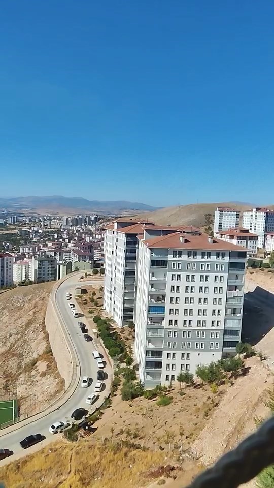 Elazığ’da yürekleri ağza getiren çatı tamiratı
