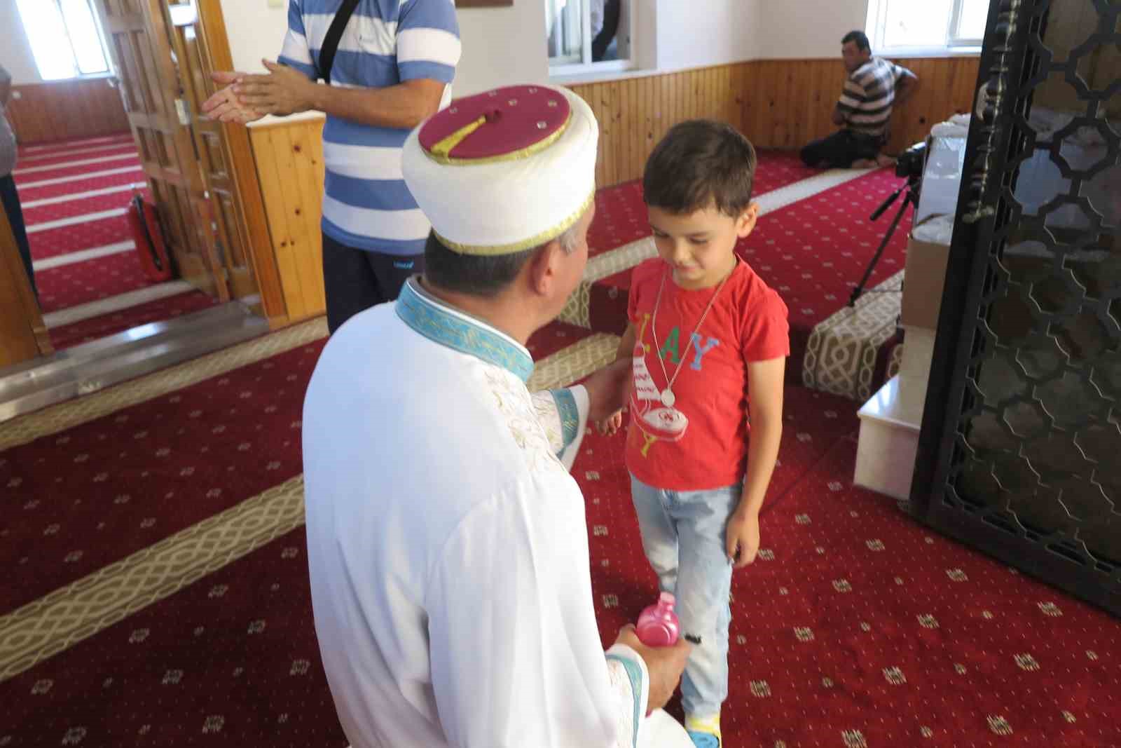 Kahramanmaraş’ta imam, camide oluşturduğu ikram köşesi ile çocukları sevindiriyor
