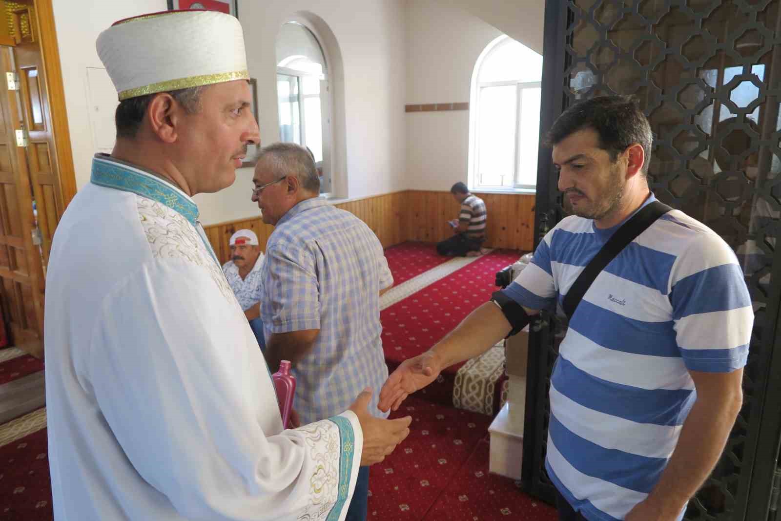 Kahramanmaraş’ta imam, camide oluşturduğu ikram köşesi ile çocukları sevindiriyor
