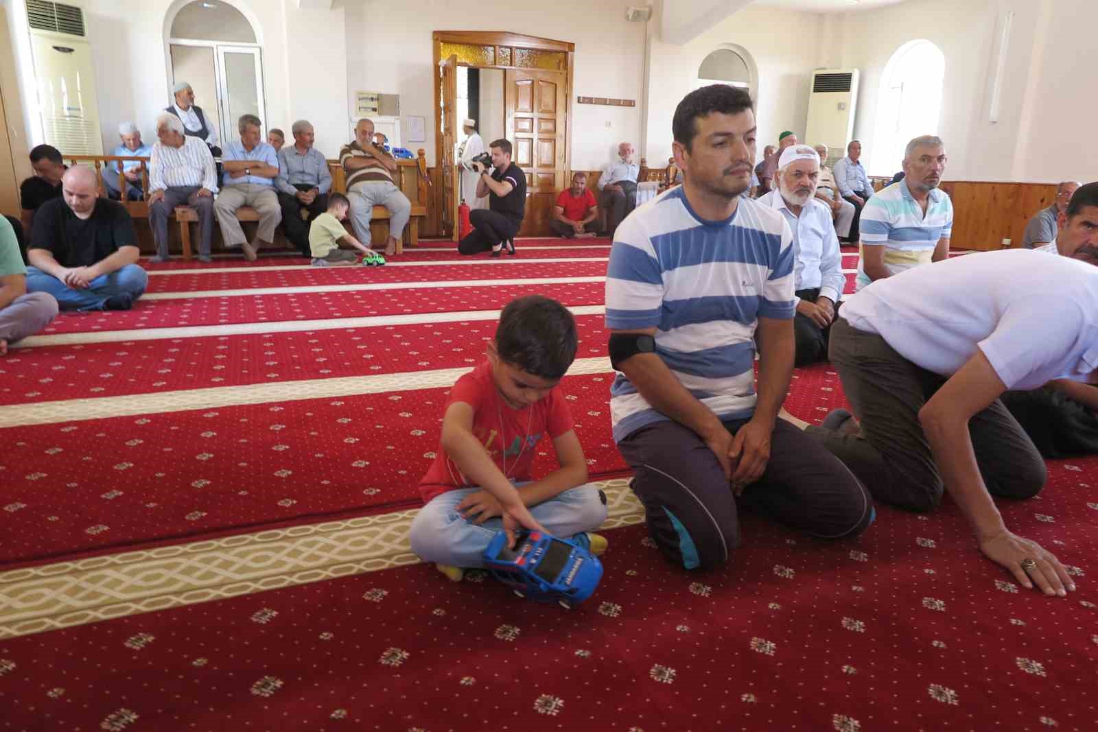 Kahramanmaraş’ta imam, camide oluşturduğu ikram köşesi ile çocukları sevindiriyor
