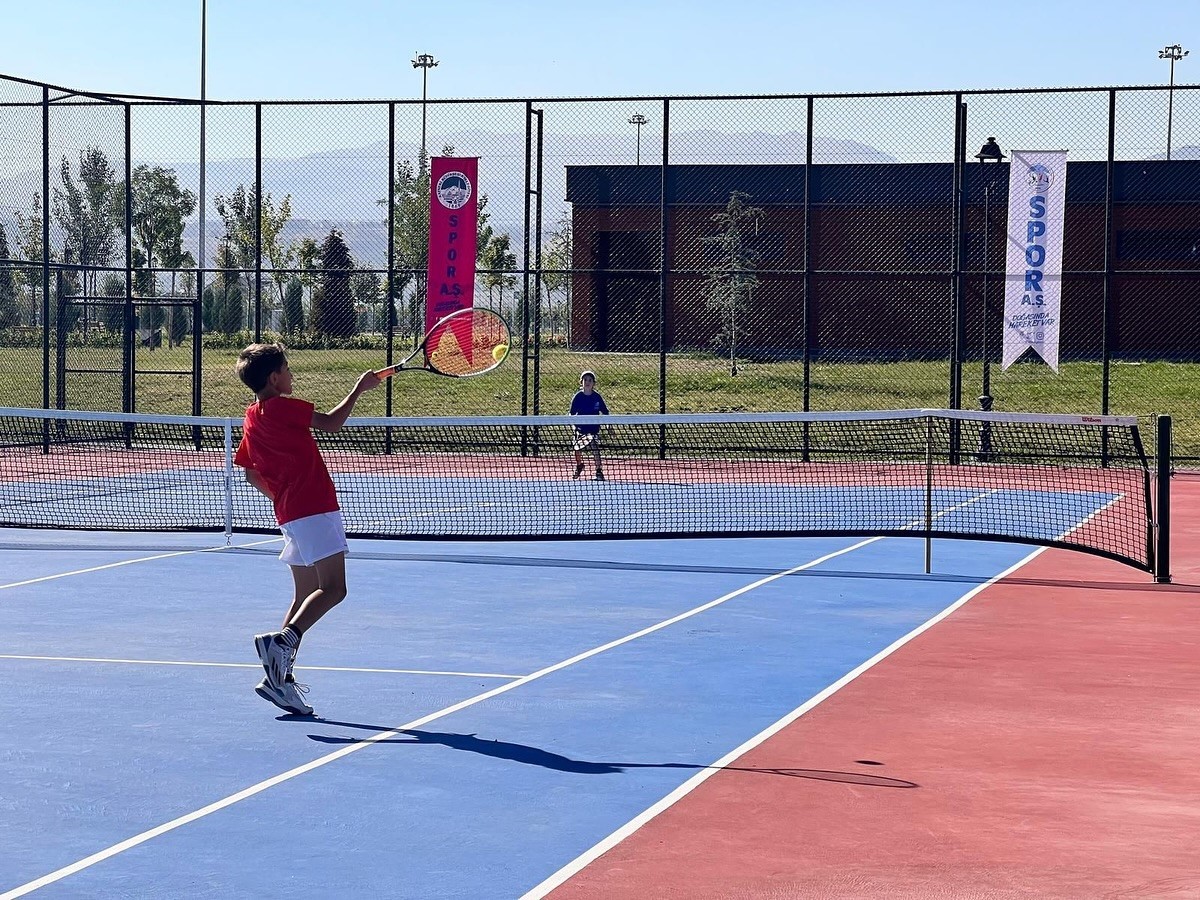 Kayseri Büyükşehir, 12 Yaş Hafta Sonu Tenis Turnuvası’na ev sahipliği yapıyor
