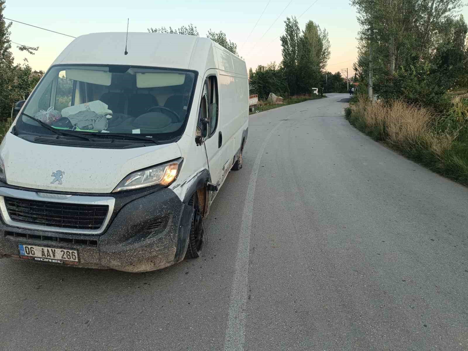 Minibüs ve motosikletlerin karıştığı kazada 2 kişi yaralandı
