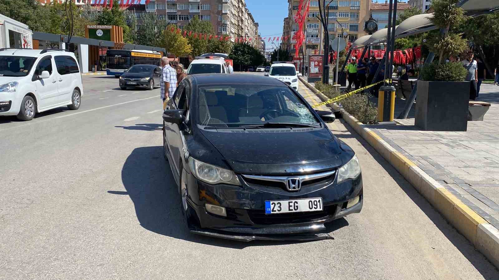 Otomobilin çarptığı kadın ağır yaralandı
