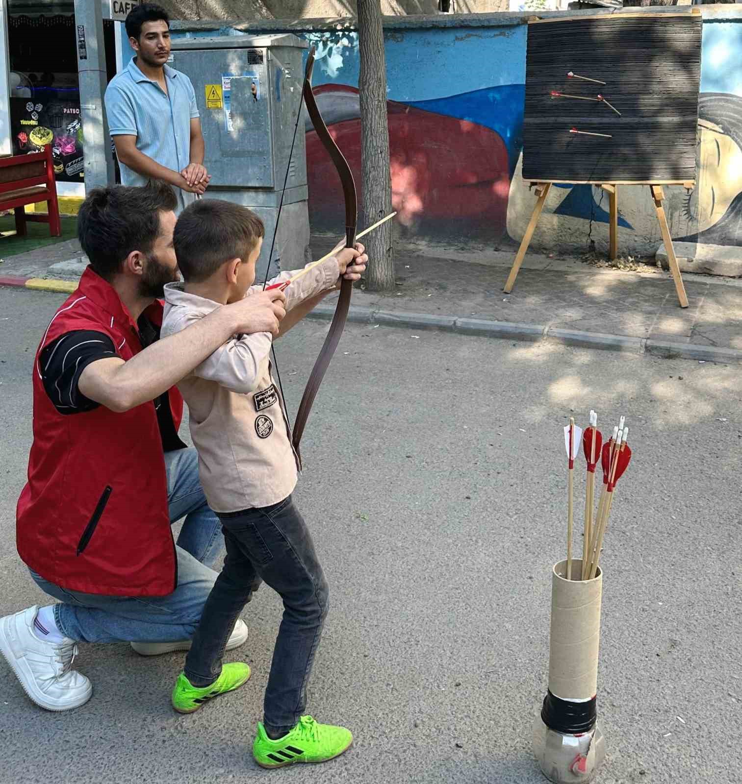 Patnos’ta gençler sosyal meydanda buluştu
