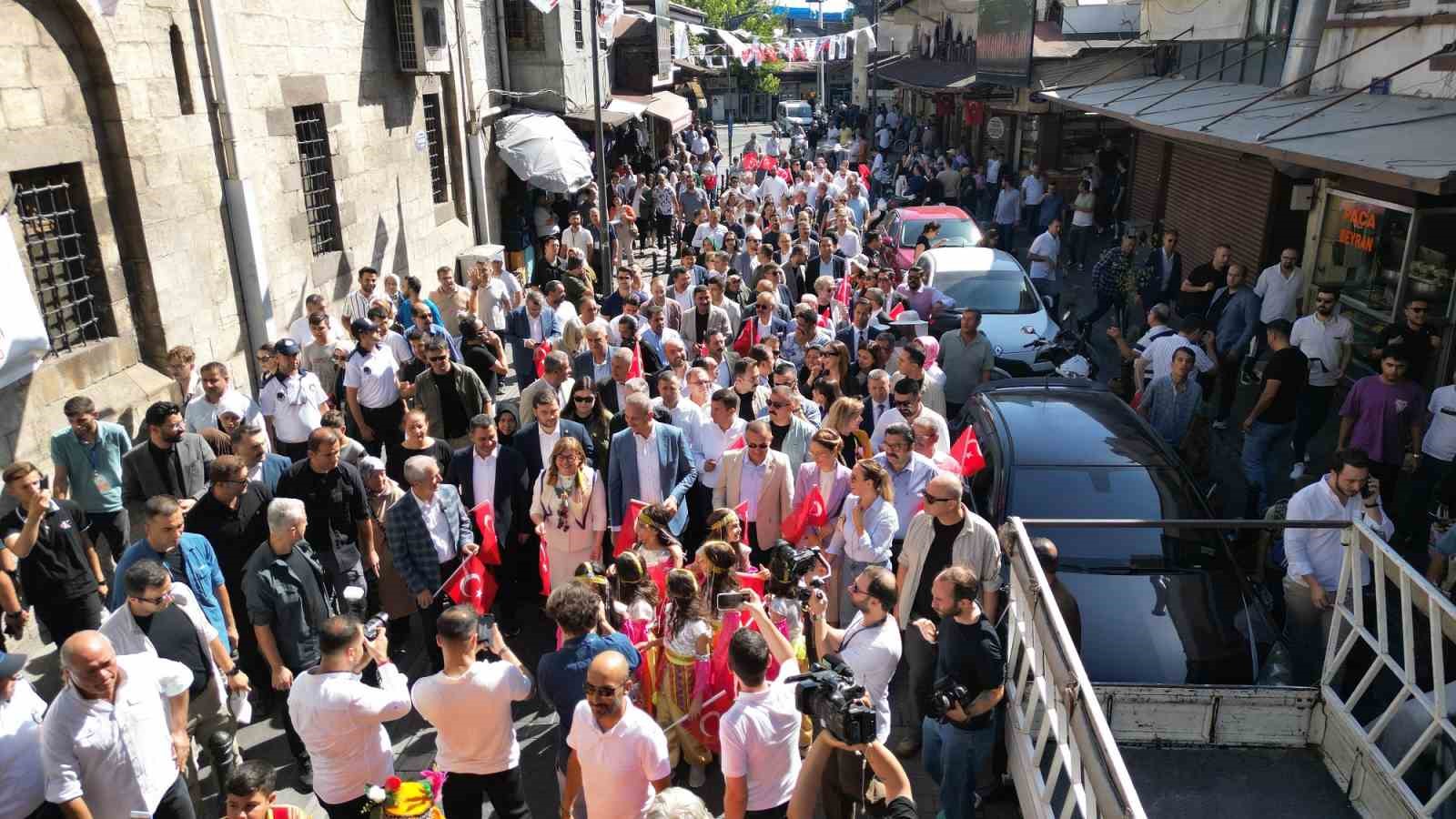 Gastroantep festivali düzenlenen kortej ile başladı
