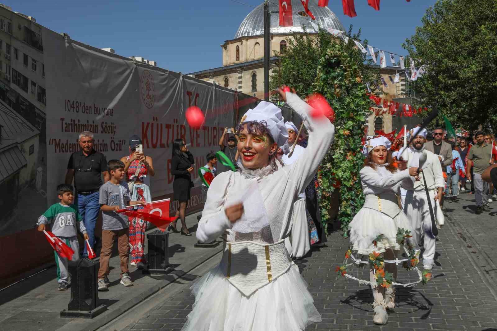 Gastroantep festivali düzenlenen kortej ile başladı
