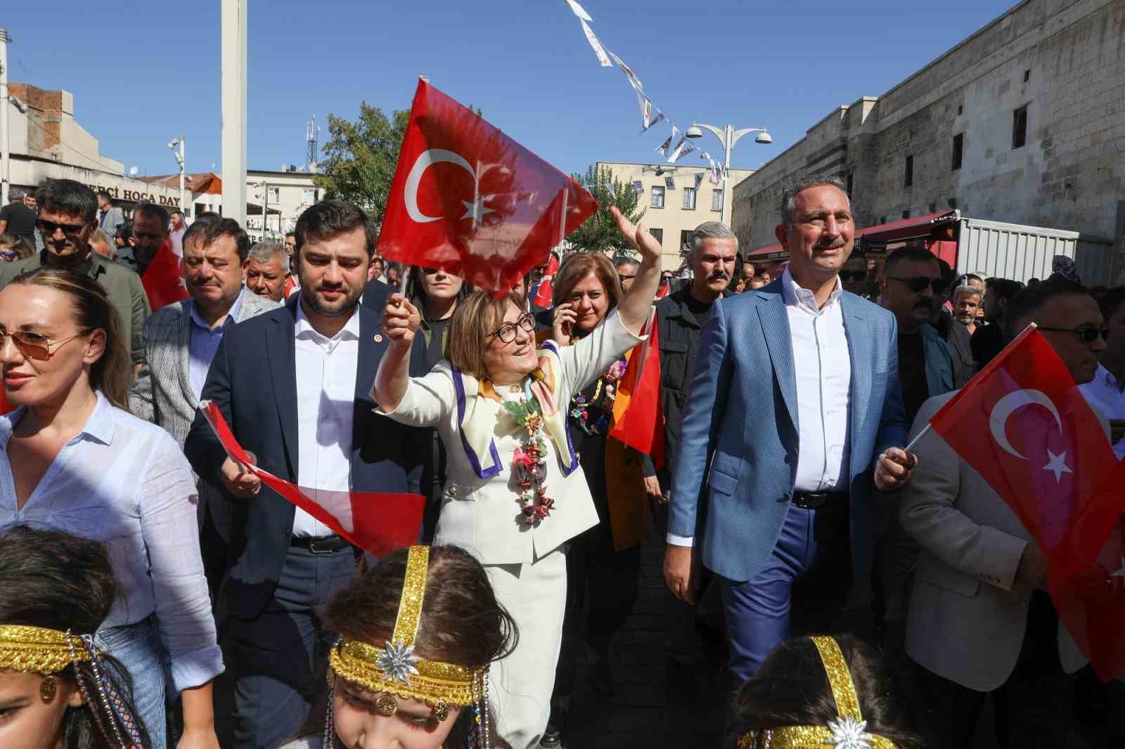 Gastroantep festivali düzenlenen kortej ile başladı
