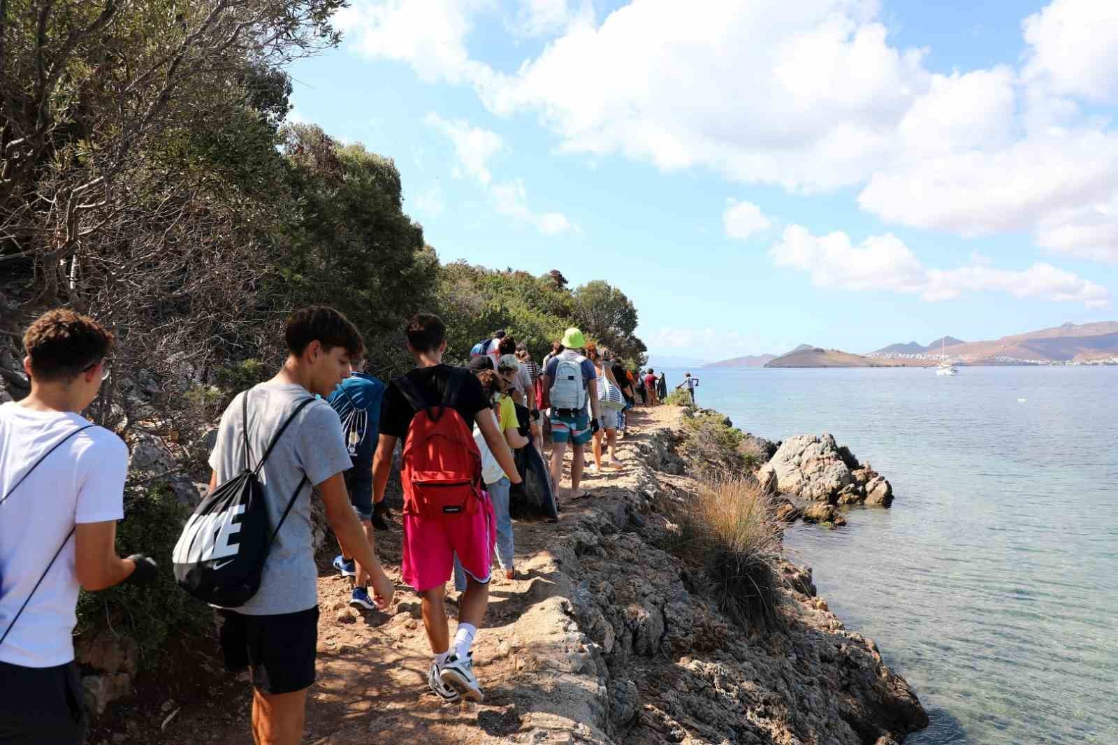 Bodrum’da öğrenciler kıyı temizliği yaptı
