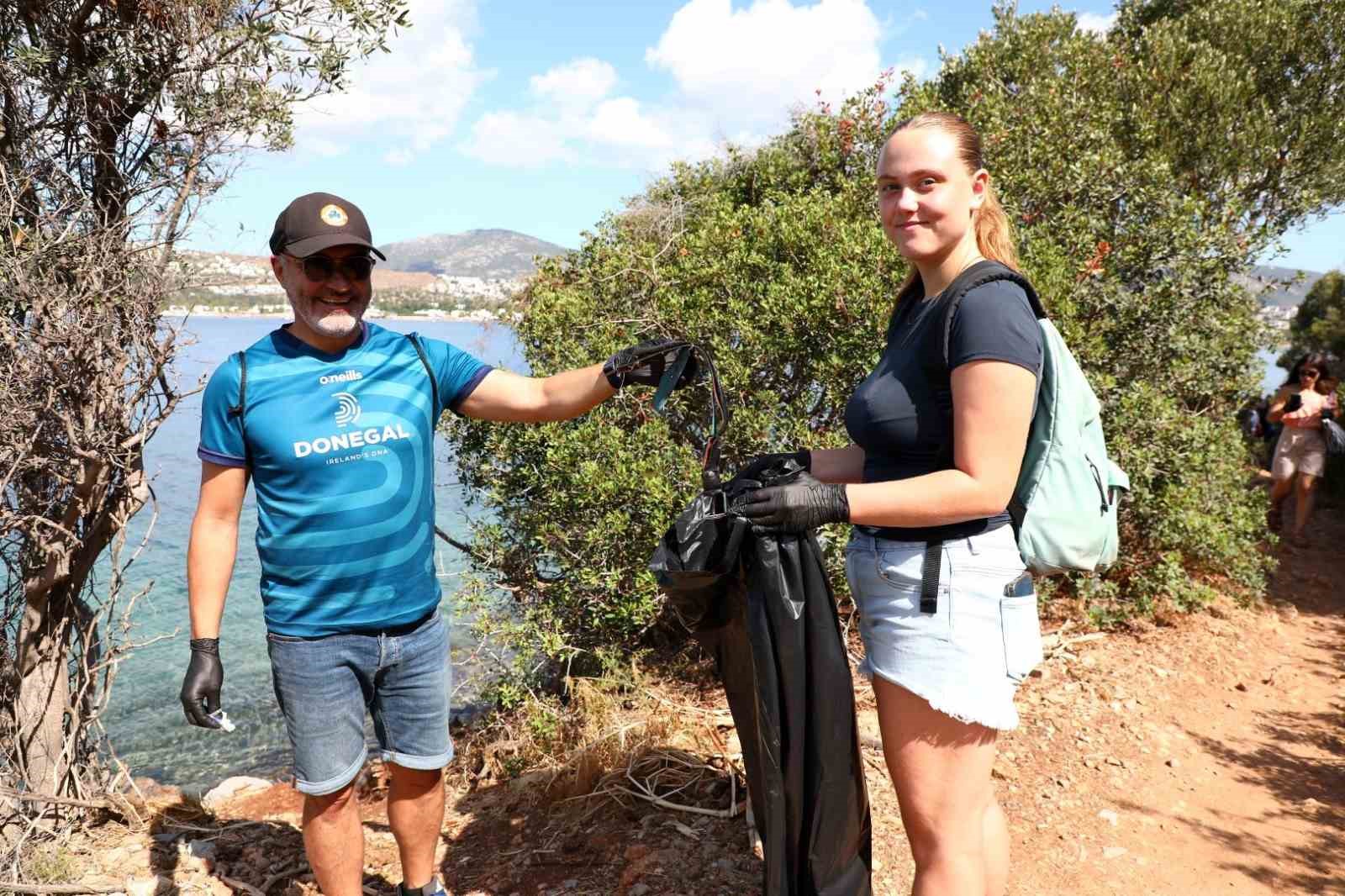 Bodrum’da öğrenciler kıyı temizliği yaptı
