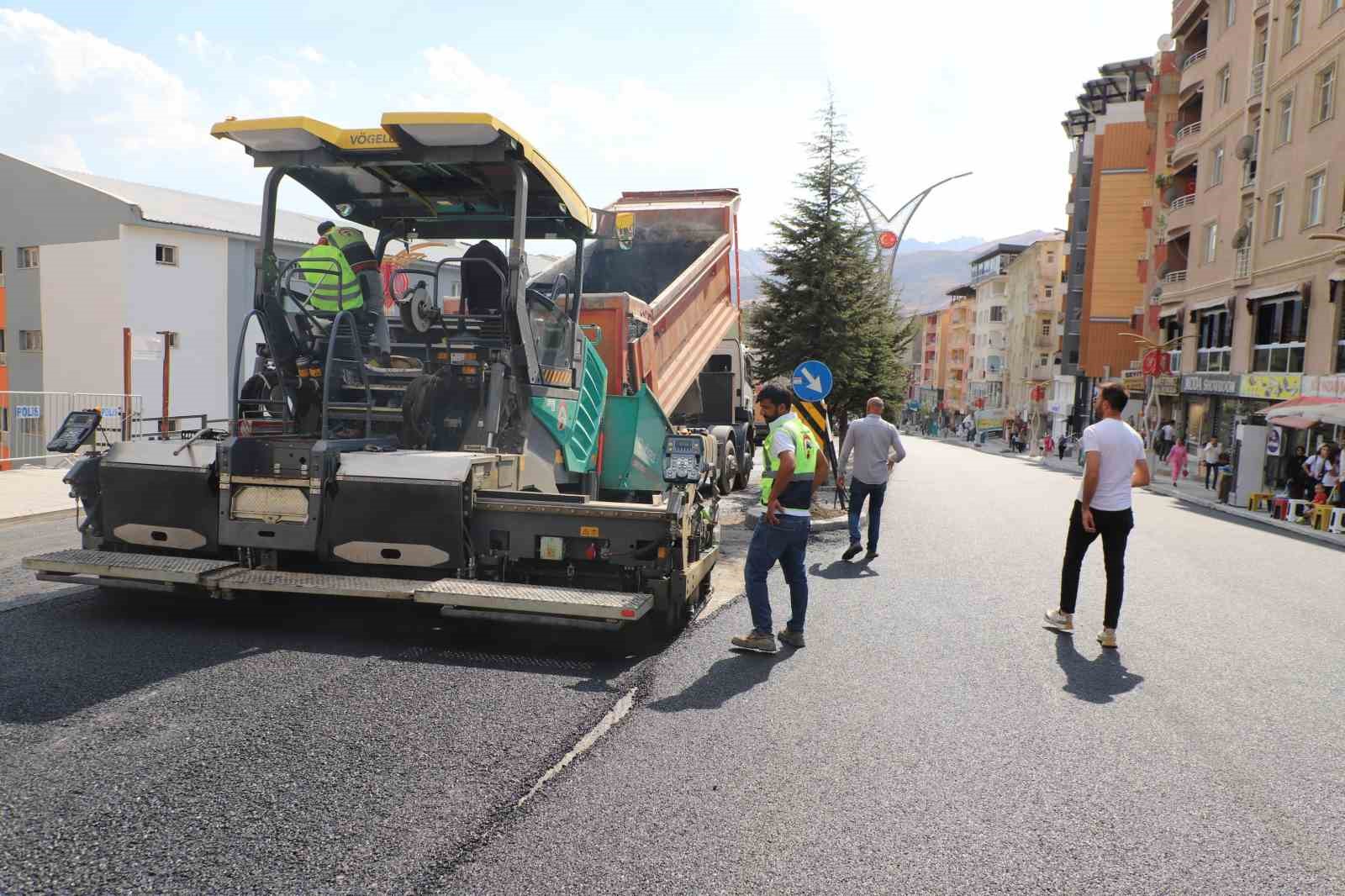 Vali Ali Çelik asfalt çalışmalarını yerinde denetledi
