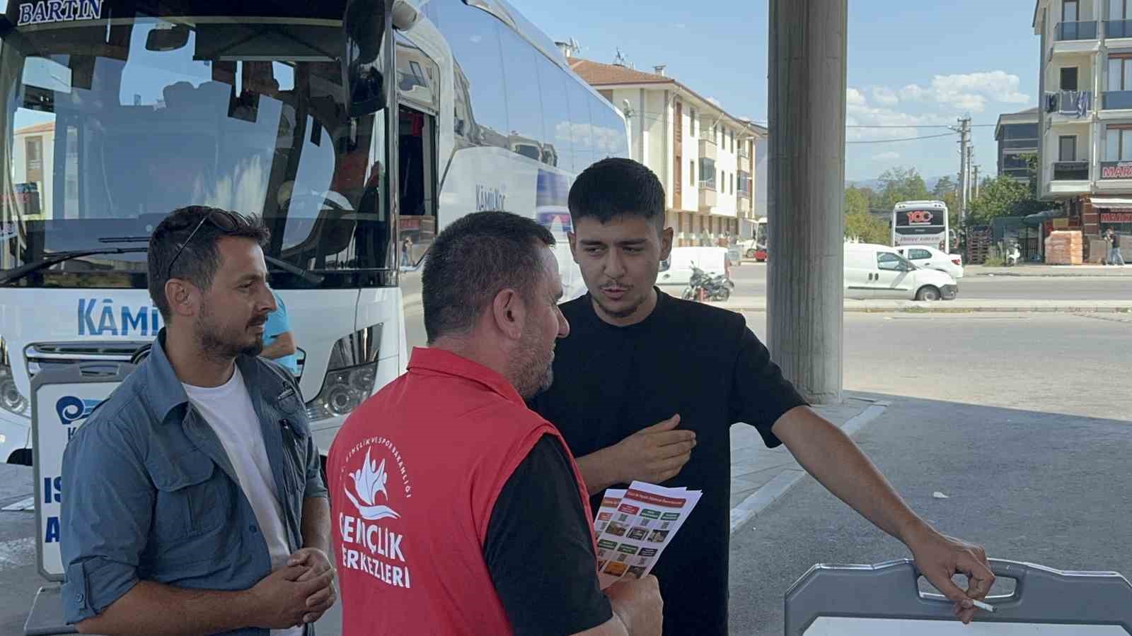 Üniversiteyi yeni kazanan öğrenciler otogarda karşılandı
