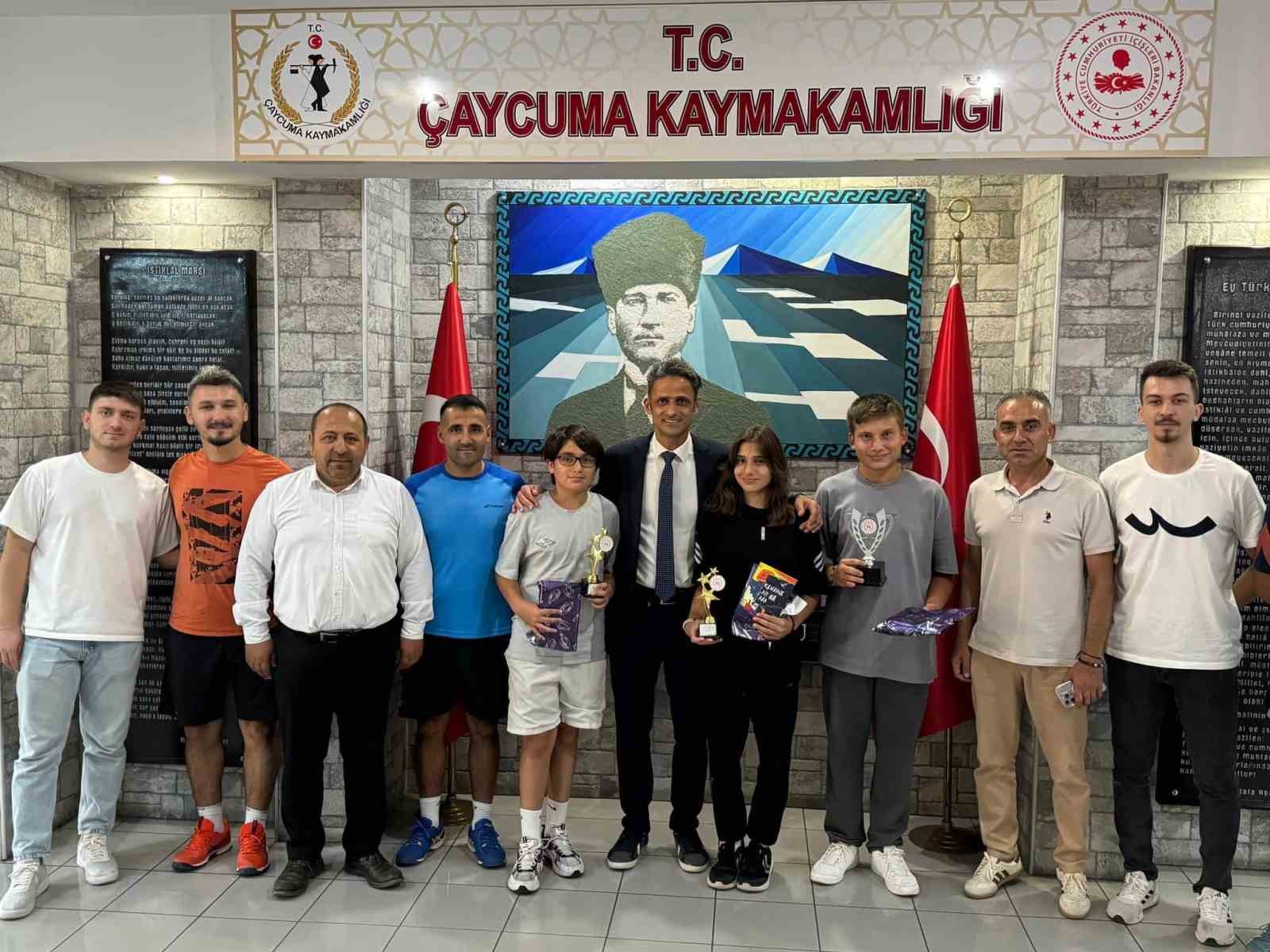 Tenis Şampiyonlarına Kaymakamdan Hediye
