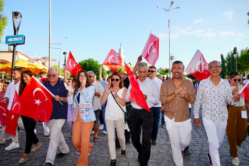 Çeşme Festivali “90’larda Çeşme” teması ile başladı
