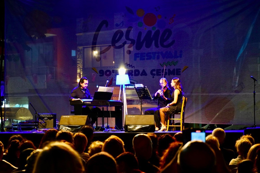 Çeşme Festivali “90’larda Çeşme” teması ile başladı
