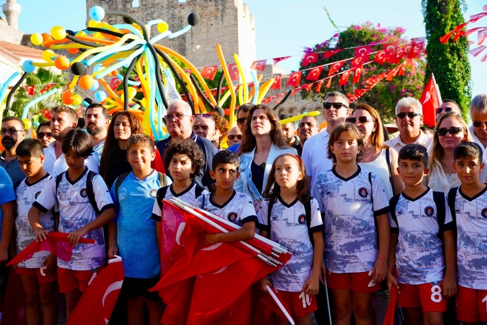 Çeşme Festivali “90’larda Çeşme” teması ile başladı
