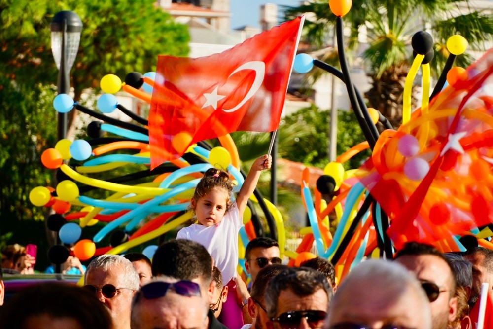 Çeşme Festivali “90’larda Çeşme” teması ile başladı
