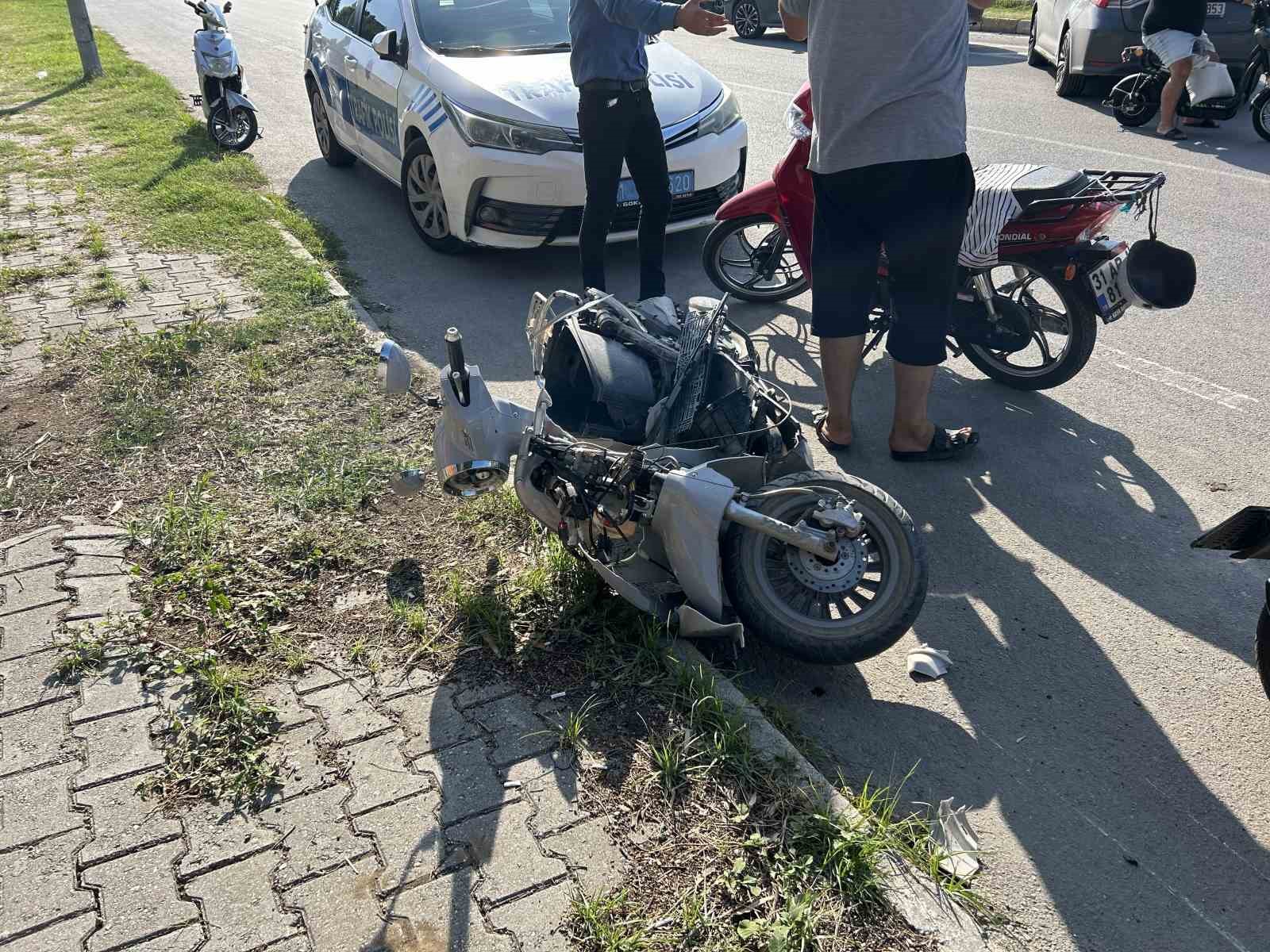 Otomobille çarpışan motosikletteki 2’si çocuk 3 kişi yaralandı
