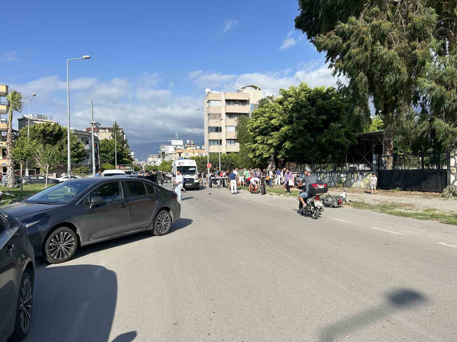 Otomobille çarpışan motosikletteki 2’si çocuk 3 kişi yaralandı
