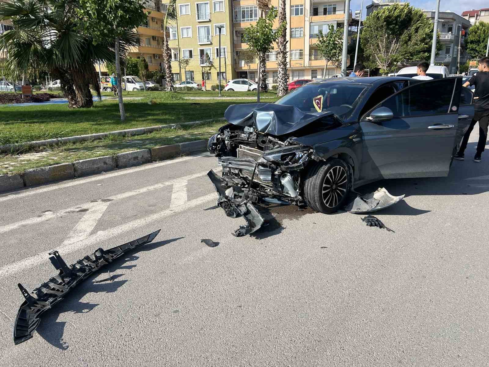 Otomobille çarpışan motosikletteki 2’si çocuk 3 kişi yaralandı
