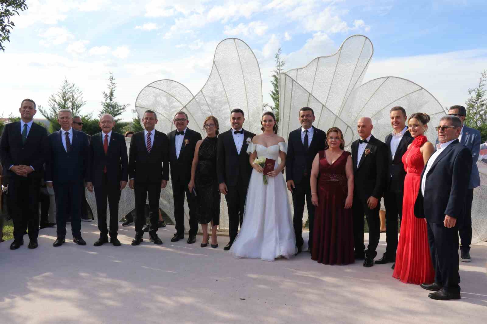 Özel ve Kılıçdaroğlu, TBMM Başkanvekili Karaca’nın oğlunun nikah şahidi oldu
