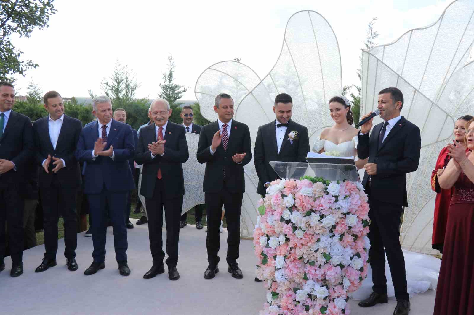 Özel ve Kılıçdaroğlu, TBMM Başkanvekili Karaca’nın oğlunun nikah şahidi oldu
