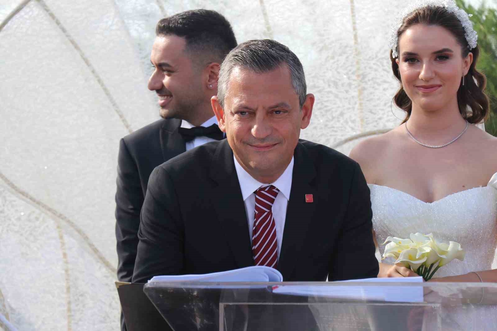 Özel ve Kılıçdaroğlu, TBMM Başkanvekili Karaca’nın oğlunun nikah şahidi oldu
