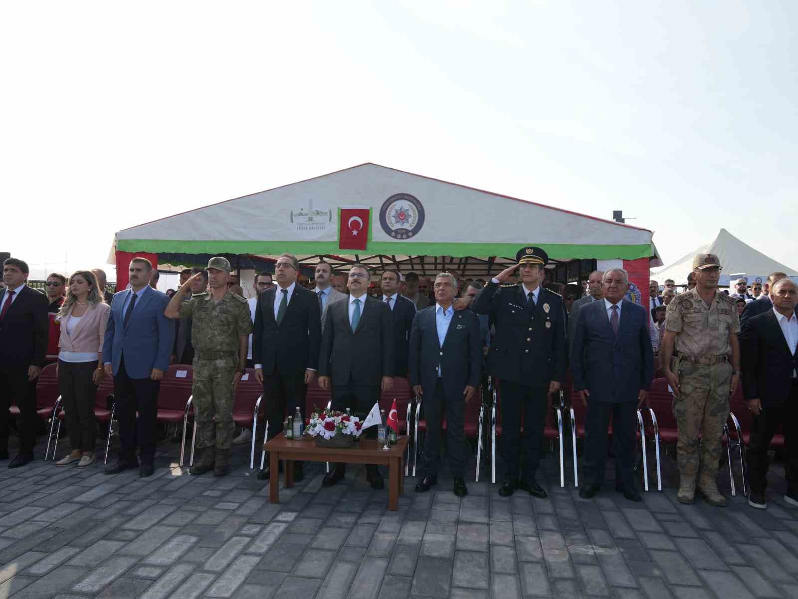 Iğdır’da hain saldırıda hayatını kaybeden şehitler için yapılan anıt törenle açıldı
