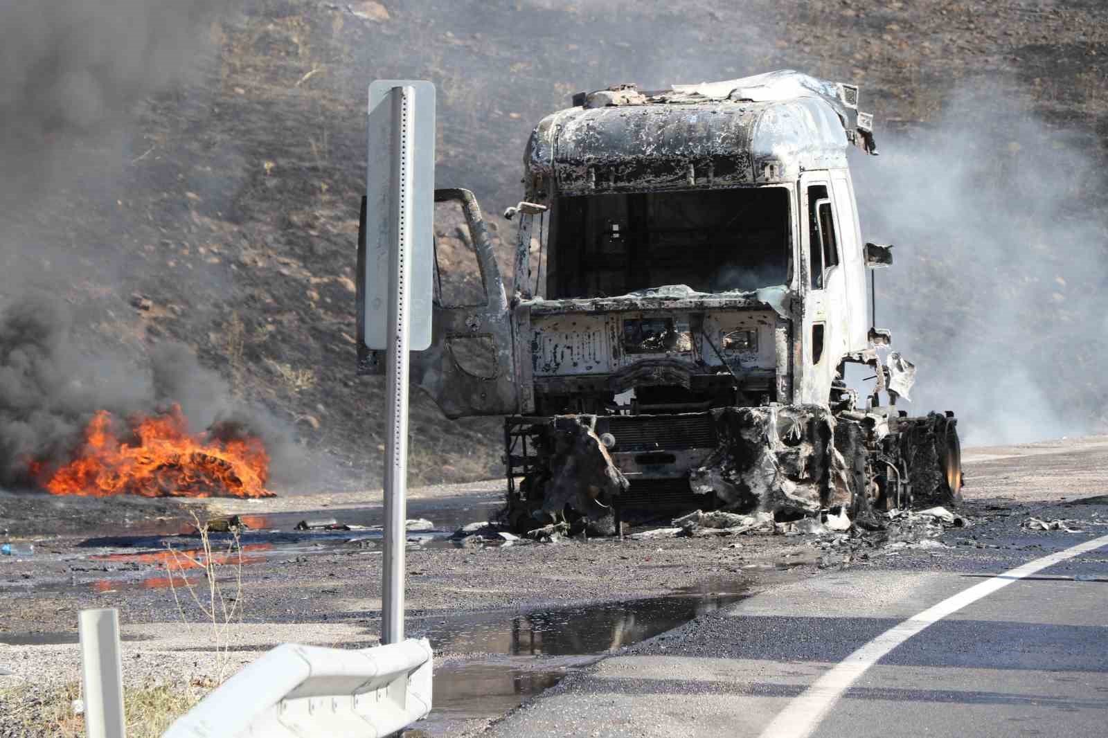 Erzincan’da seyir halindeki tır alev alev yandı
