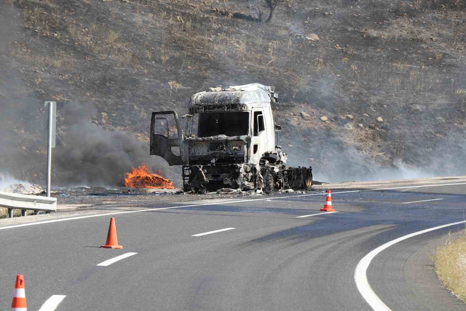 Erzincan’da seyir halindeki tır alev alev yandı
