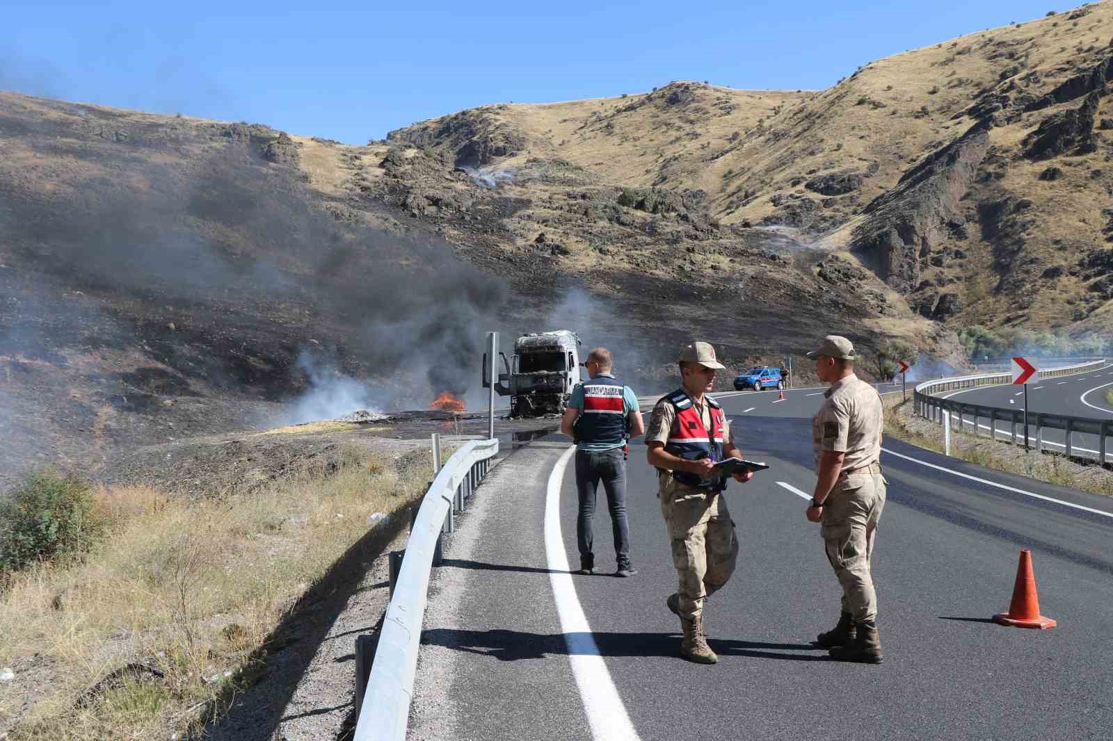 Erzincan’da seyir halindeki tır alev alev yandı
