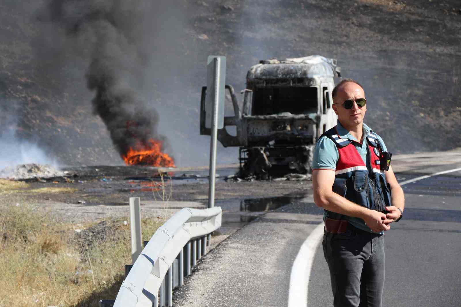 Erzincan’da seyir halindeki tır alev alev yandı
