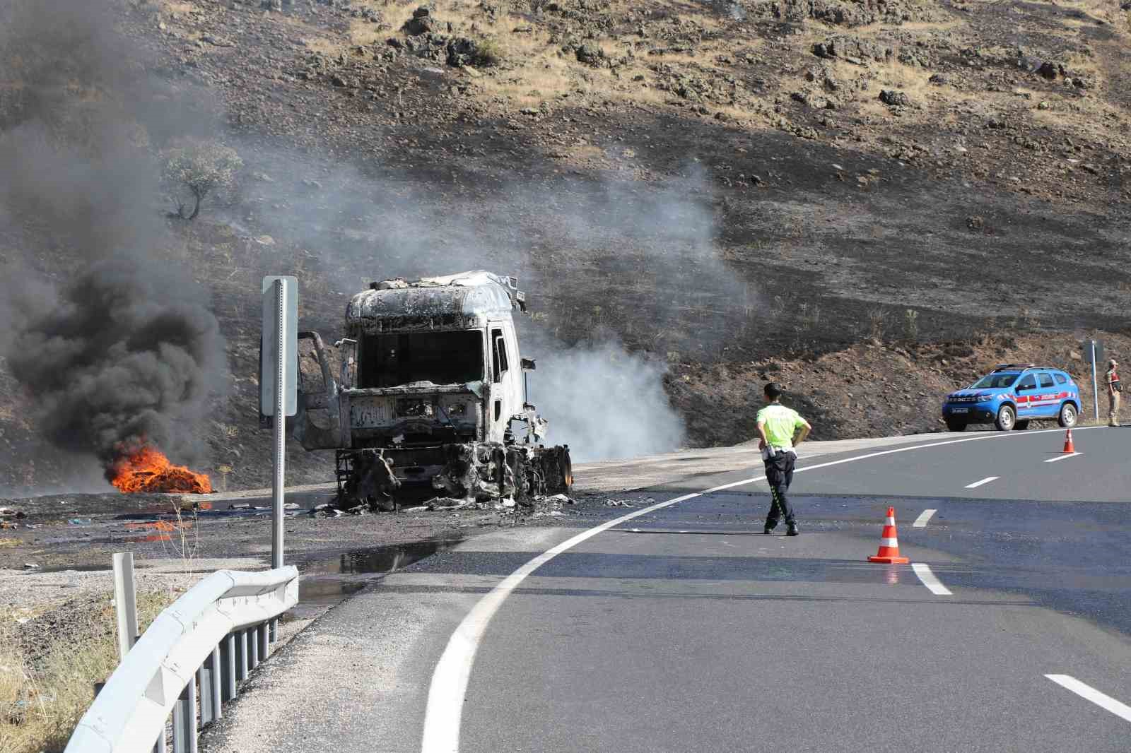 Erzincan’da seyir halindeki tır alev alev yandı
