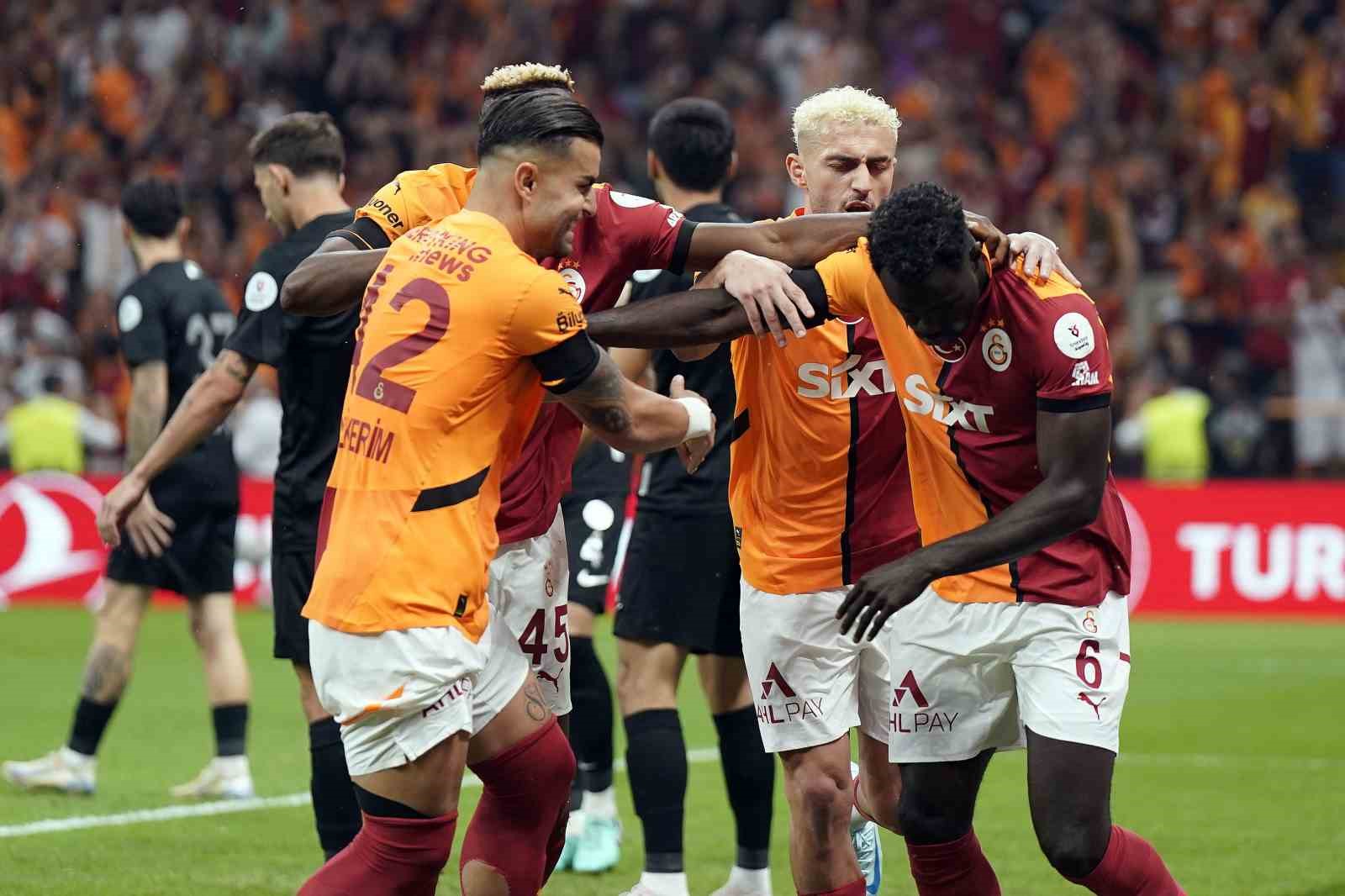 Trendyol Süper Lig: Galatasaray: 1 - Çaykur Rizespor: 0 (Maç devam ediyor)
