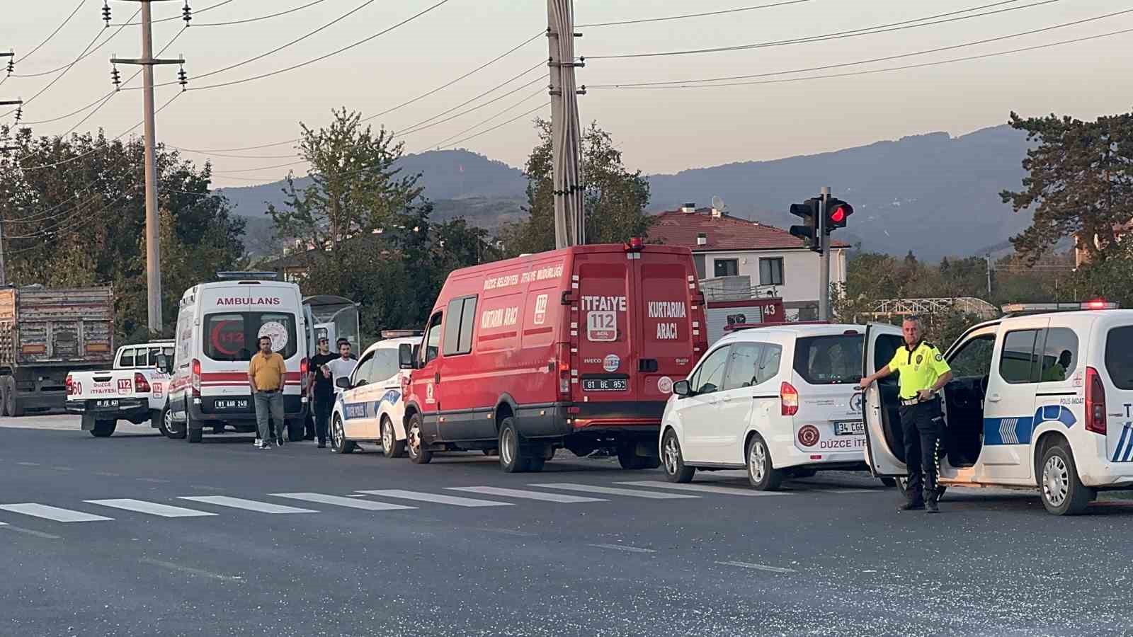 Düzce’de itfaiye aracı ile kamyonet çarpıştı: 1 itfaiye eri yaralandı
