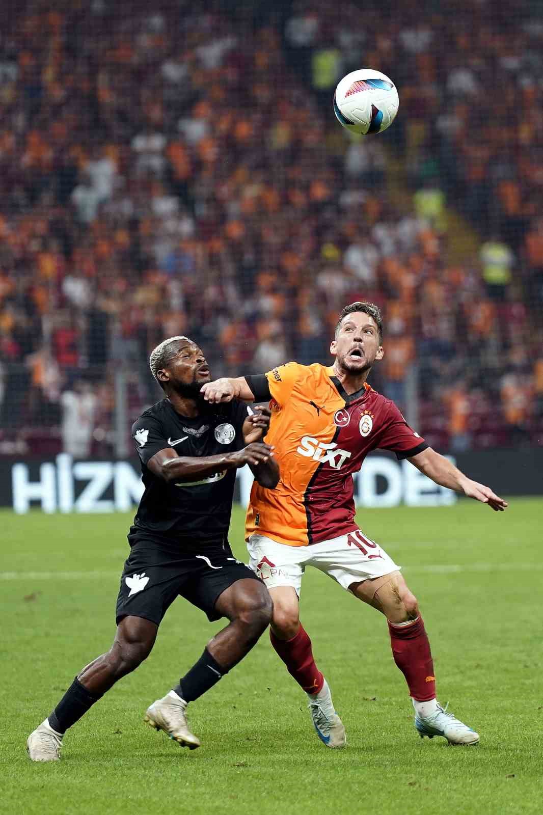 Trendyol Süper Lig: Galatasaray: 2 - Çaykur Rizespor:0 (İlk yarı)
