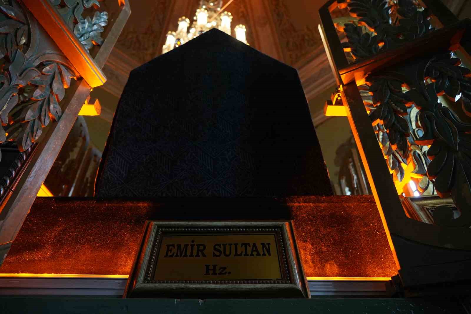 Emir Sultan Türbesi’nin yenilenen sanduka örtüsü Mevlid Kandili’nde yerine serildi
