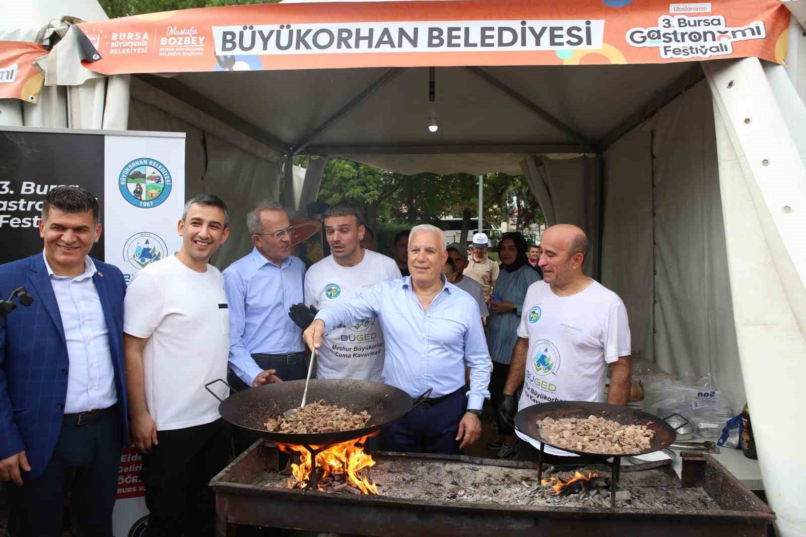 Başkan Bozbey mutfağa girdi, hünerlerini sergiledi
