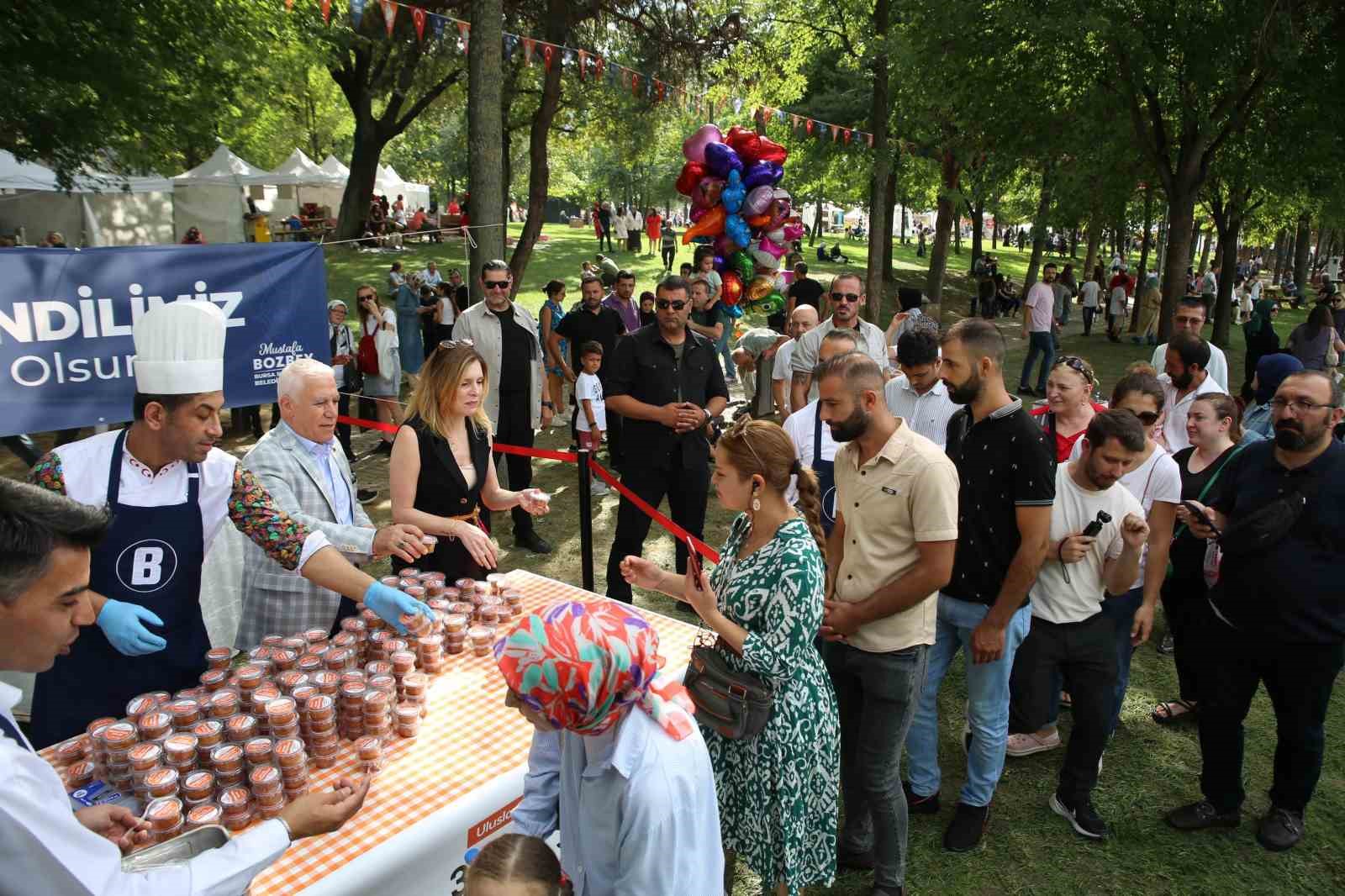 Başkan Bozbey mutfağa girdi, hünerlerini sergiledi
