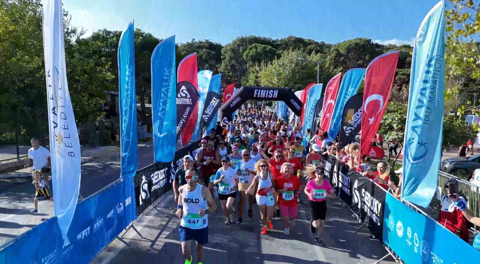 20 ülkenin sporcuları Ayvalık’taki yarı maratonda buluştu
