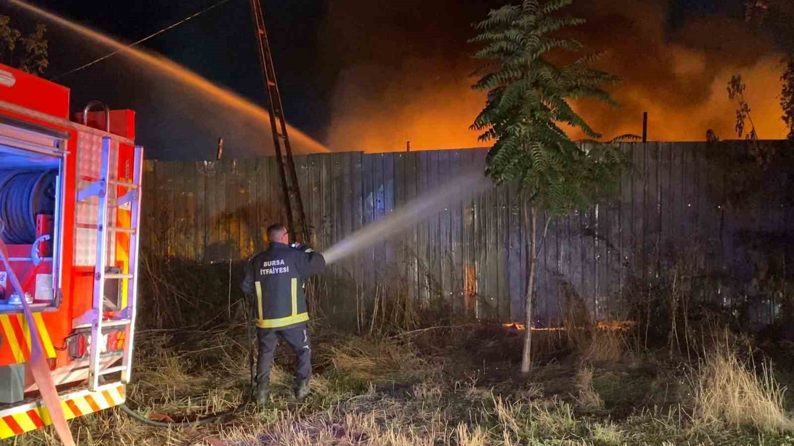 Bursa’da geri dönüşüm firmasında korkutan yangın
