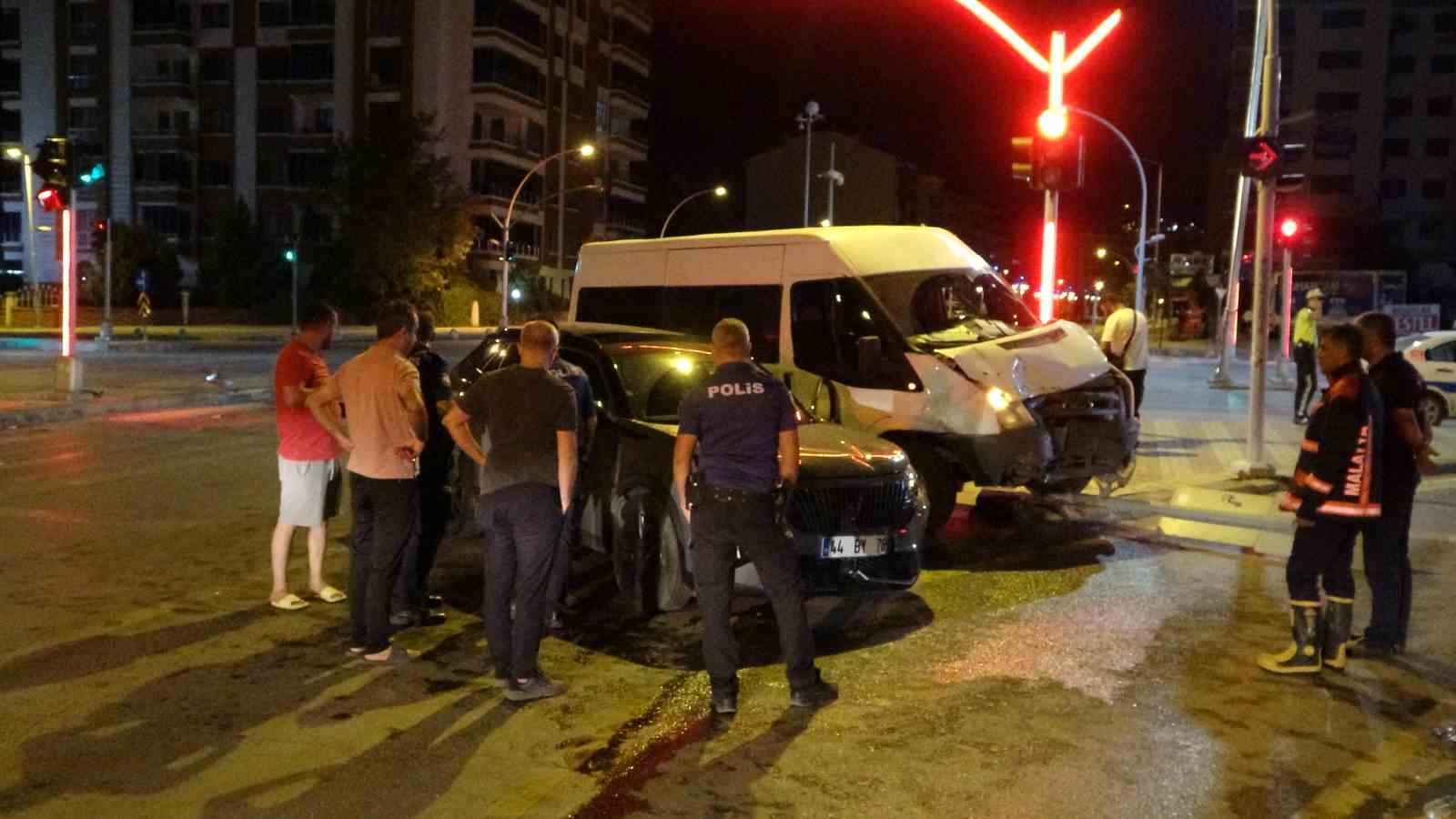 Sivil polis aracının karıştığı kazada 1’i polis 4 kişi yaralandı
